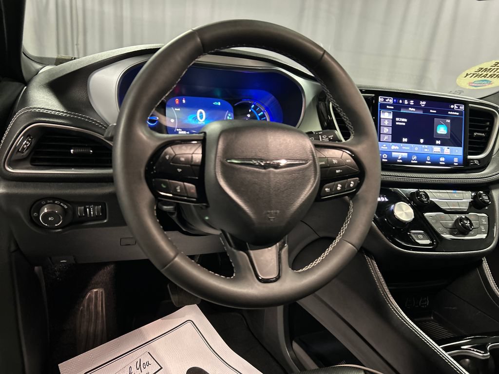 Used 2025 Chrysler Pacifica Premium FWD image 15