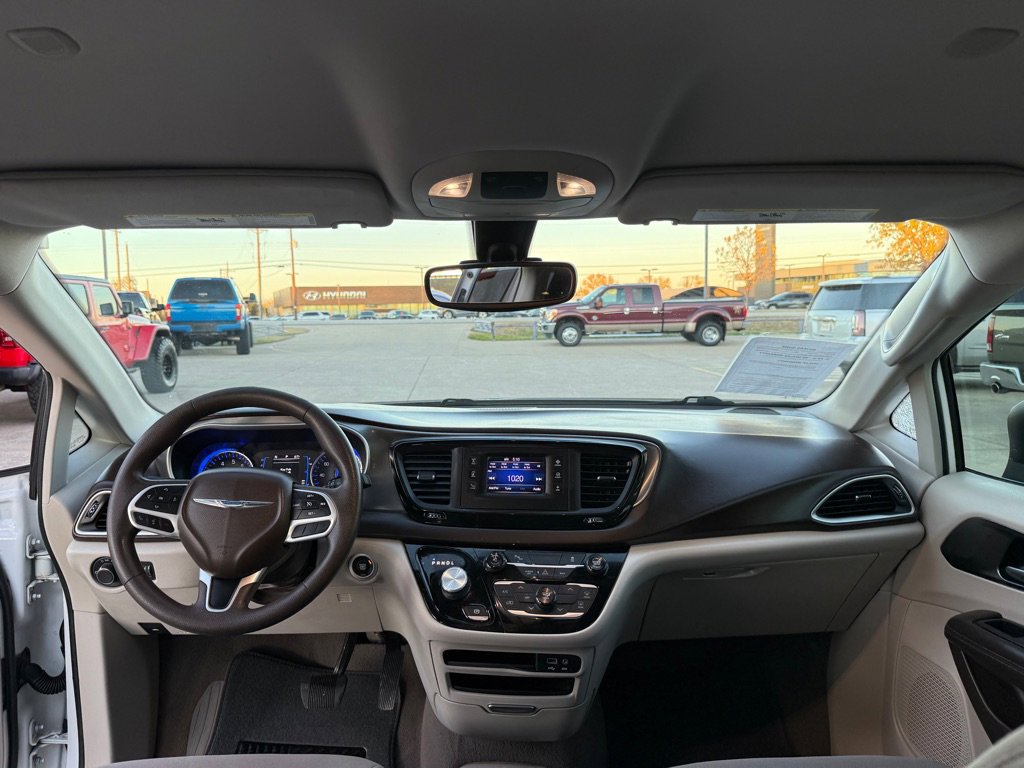 Used 2017 Chrysler Pacifica LX image 23