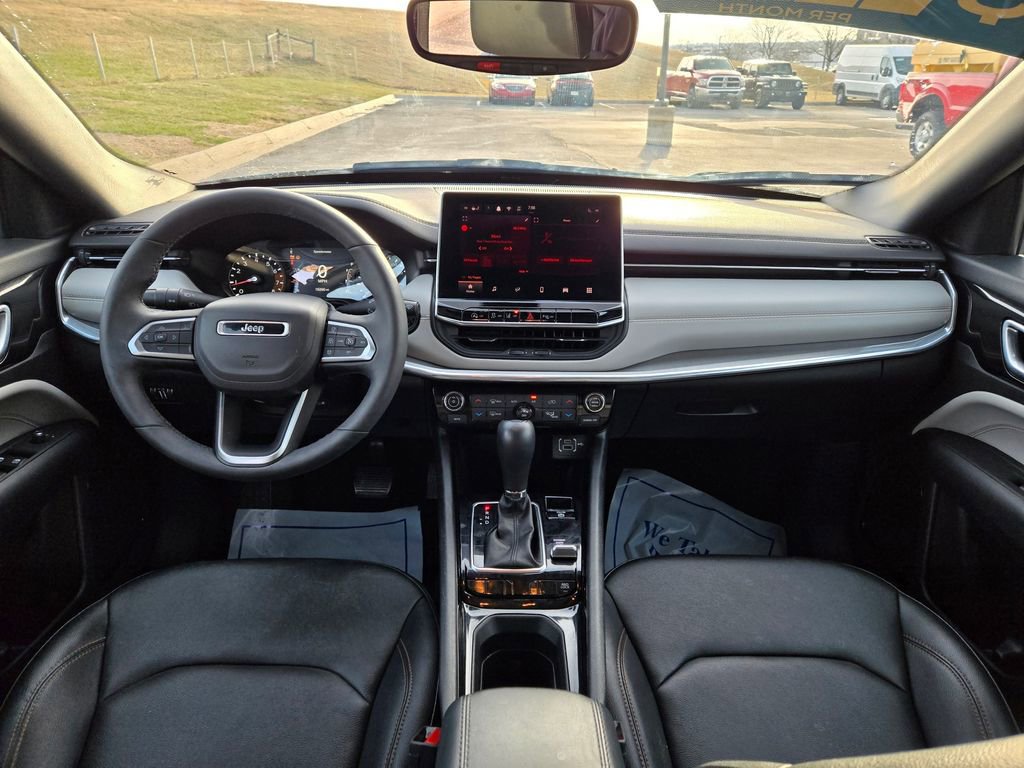 Used 2024 Jeep Compass Limited image 17