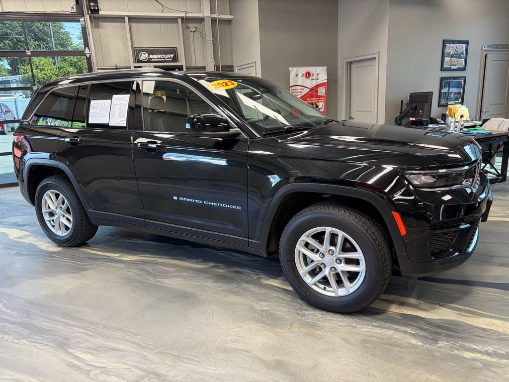 Used 2023 Jeep Grand Cherokee Laredo w/ Luxury Tech Group I AWD/4WD image 30