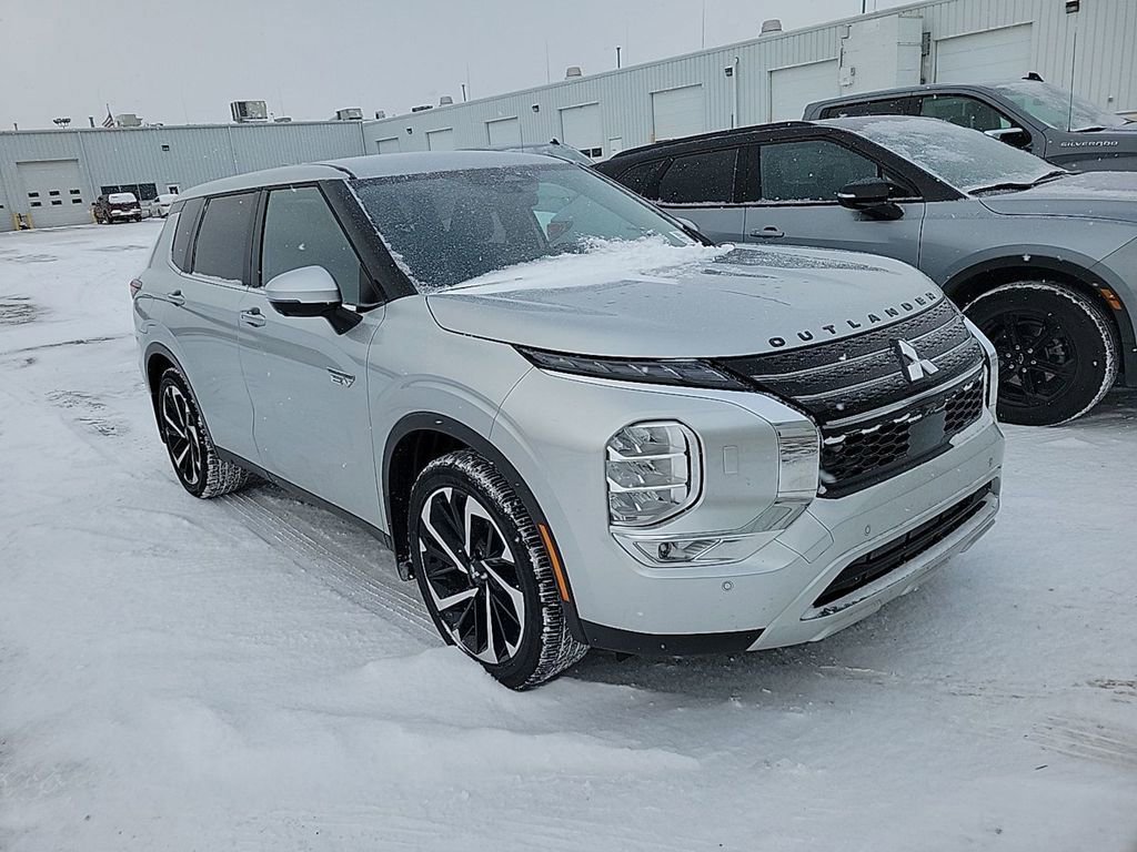 Used 2024 Mitsubishi Outlander SE image 2