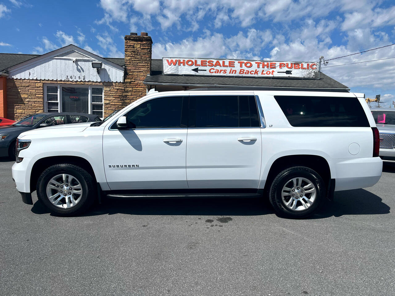 Used 2018 Chevrolet Suburban LT image 2