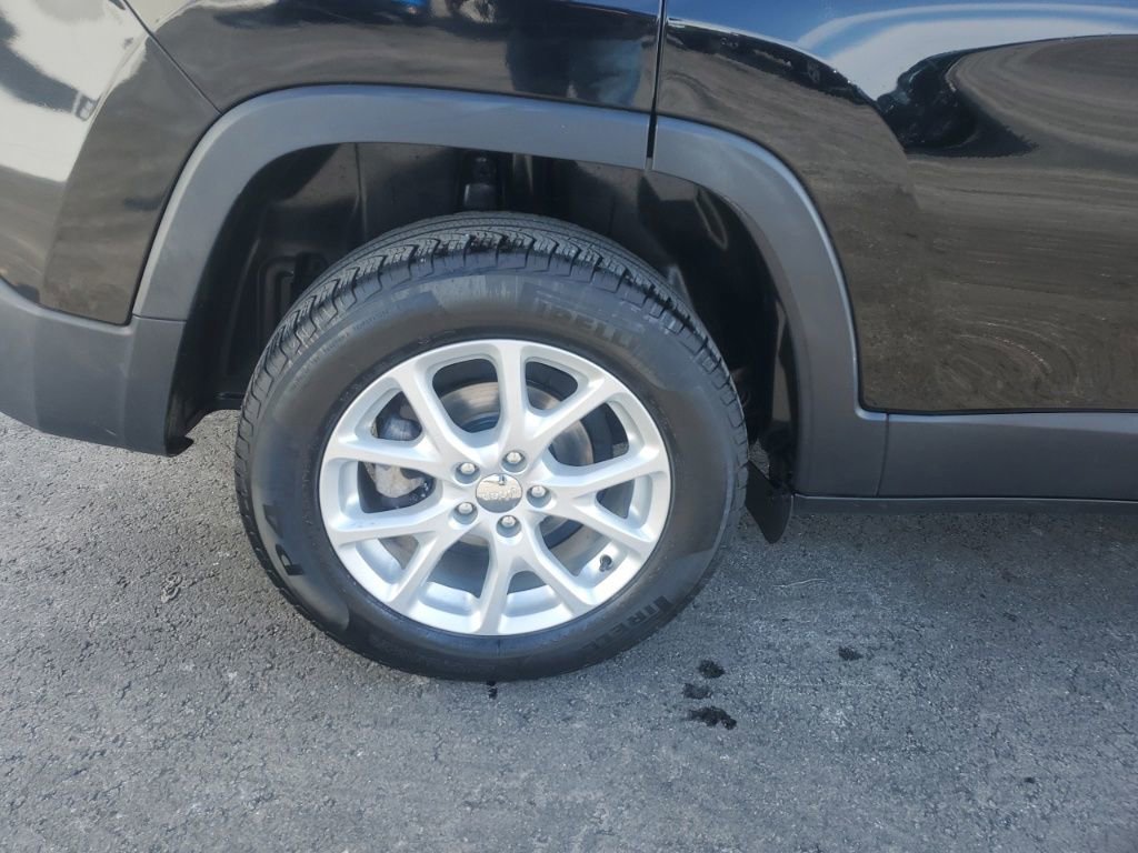 Used 2017 Jeep Cherokee Latitude w/ Comfort & Sound Group image 10