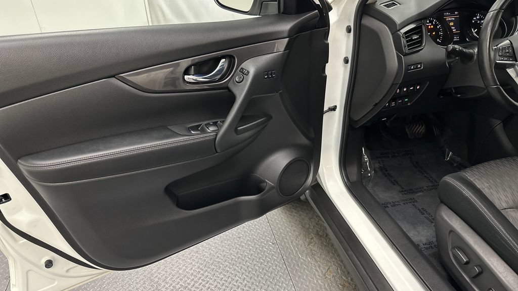 Certified 2020 Nissan Rogue SV w/ Sun & Sound Touring Package AWD/4WD image 20