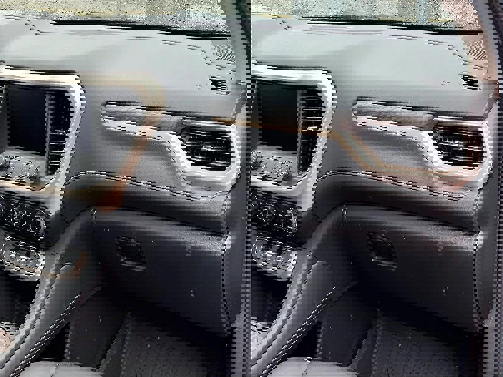 Used 2023 GMC Acadia Denali w/ Denali Ultimate Package AWD/4WD image 13