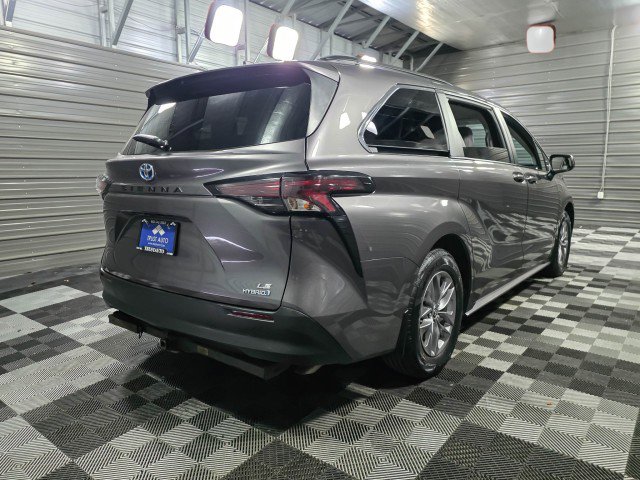 Used 2023 Toyota Sienna LE image 5