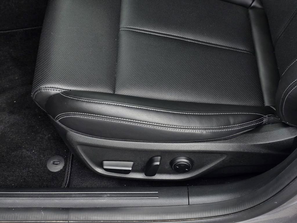 Used 2025 Genesis G70 2.5T RWD image 24