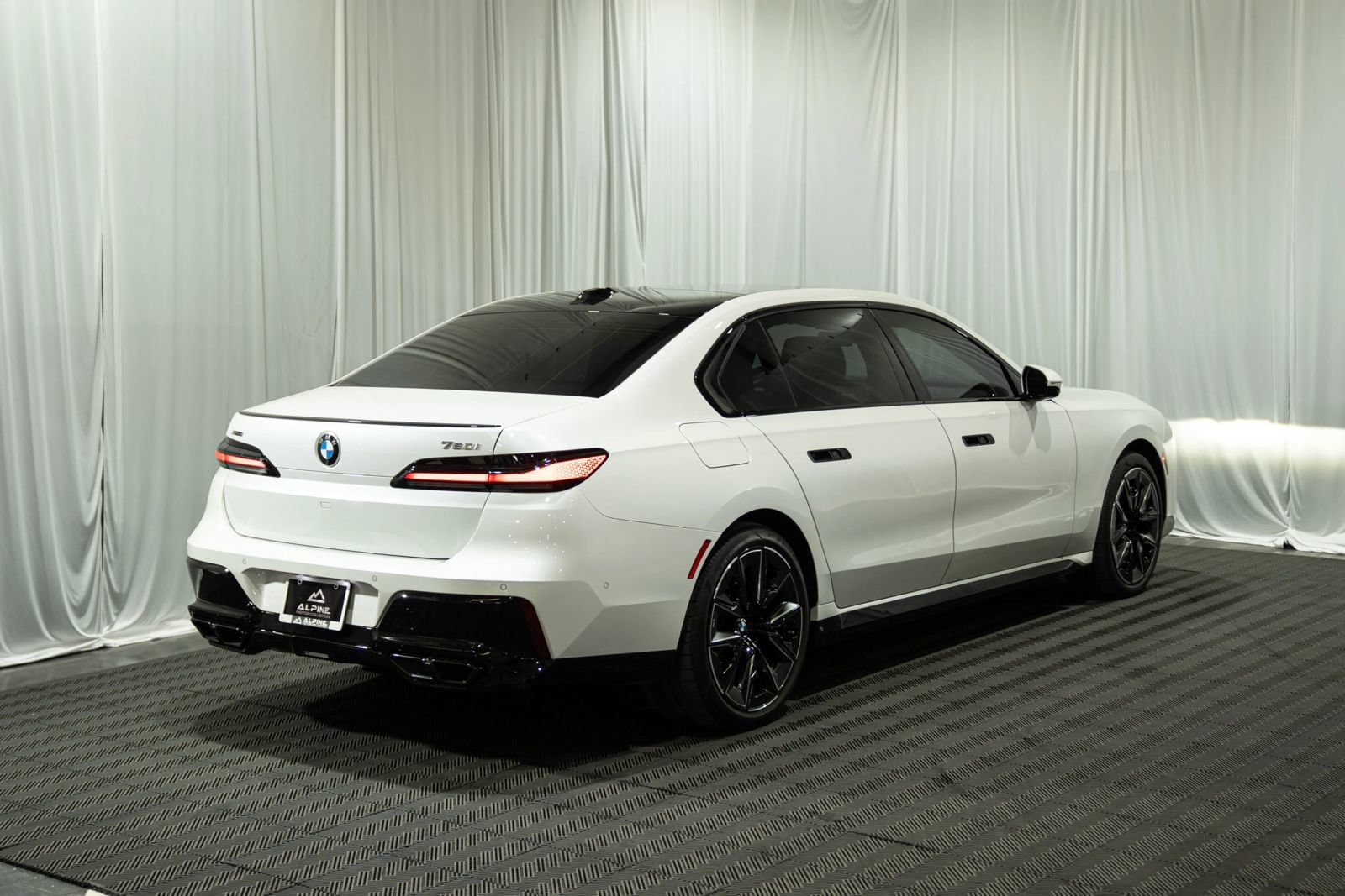 Used 2023 BMW 760i xDrive AWD/4WD image 3