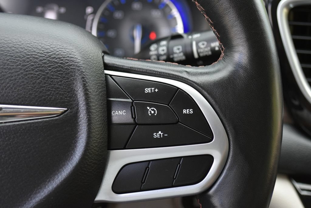 Used 2019 Chrysler Pacifica Touring-L Plus FWD image 15