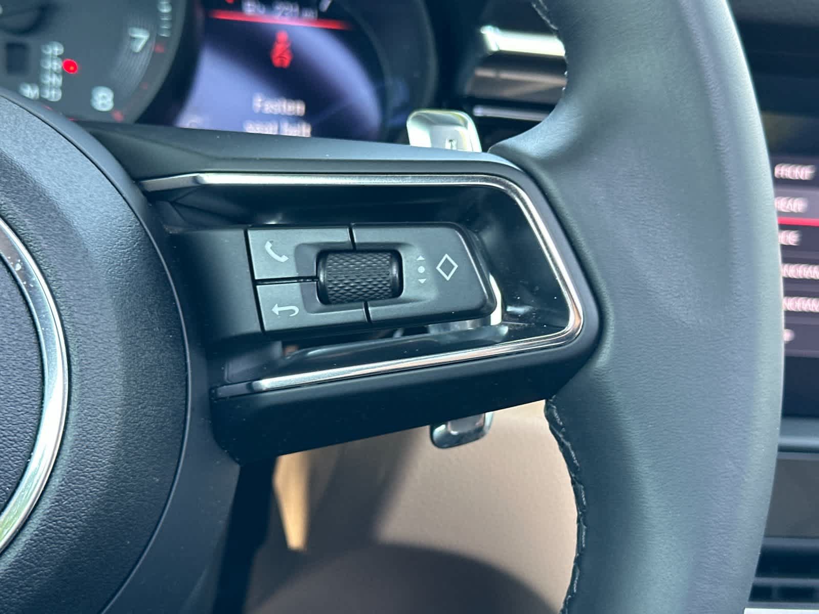 Certified 2025 Porsche Macan AWD/4WD image 27