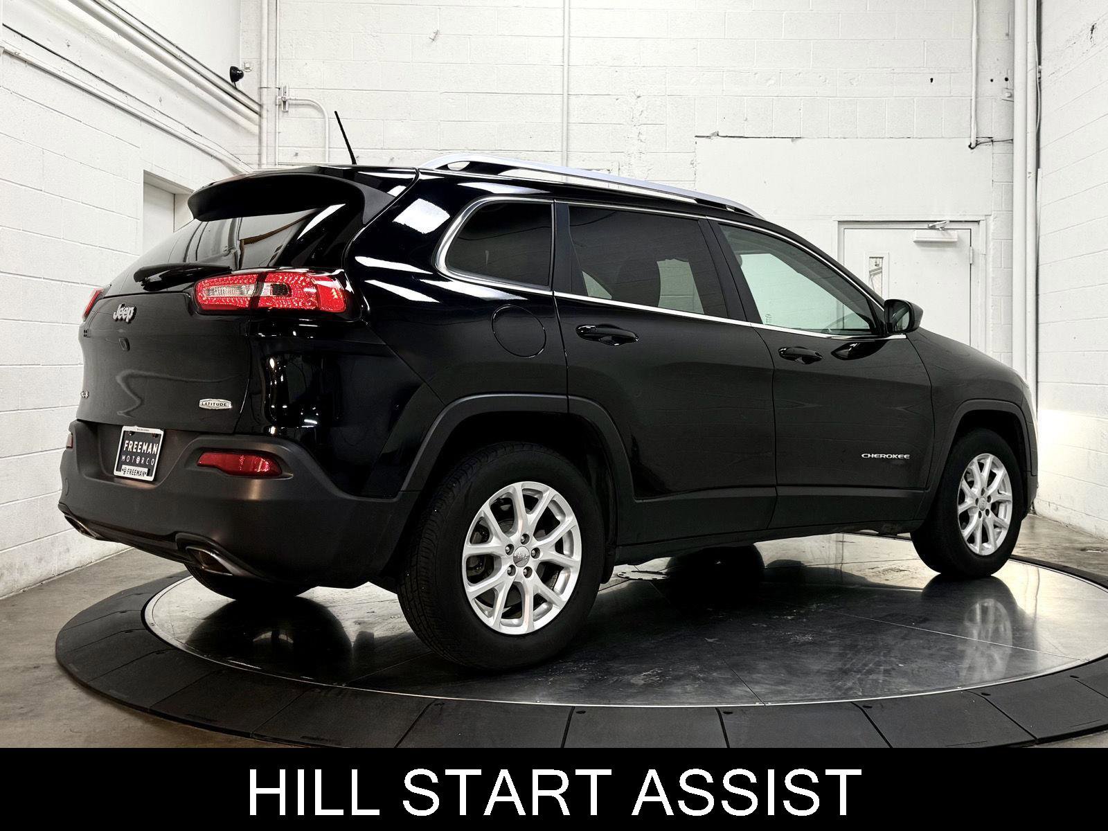 Used 2017 Jeep Cherokee Latitude w/ Cold Weather Group image 8
