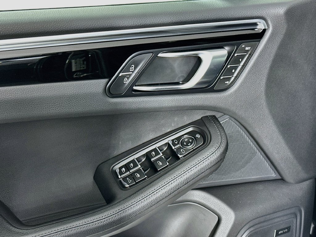 Certified 2024 Porsche Macan AWD/4WD image 20