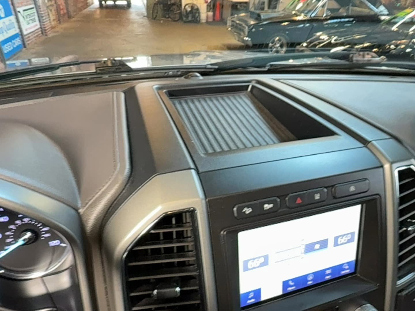 Used 2020 Ford Expedition XLT w/ Equipment Group 202A AWD/4WD image 38