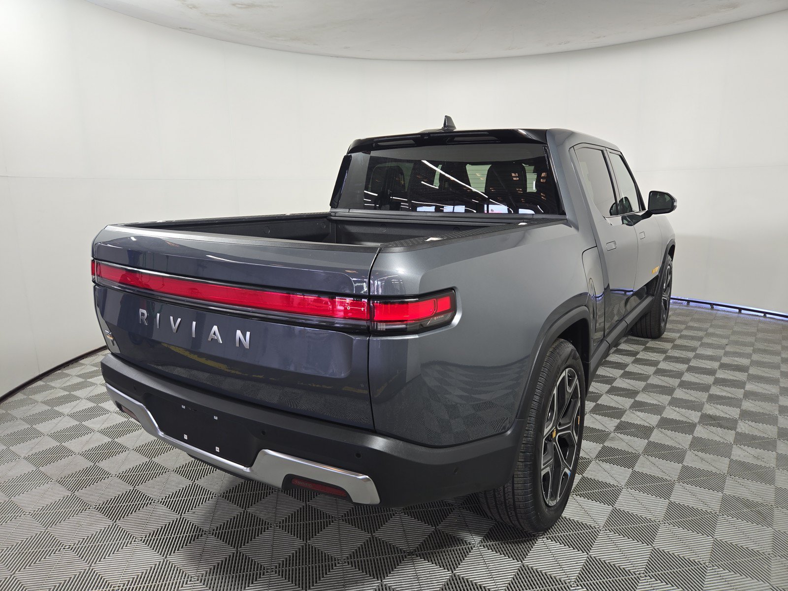 Used 2024 Rivian R1T Adventure AWD/4WD image 5