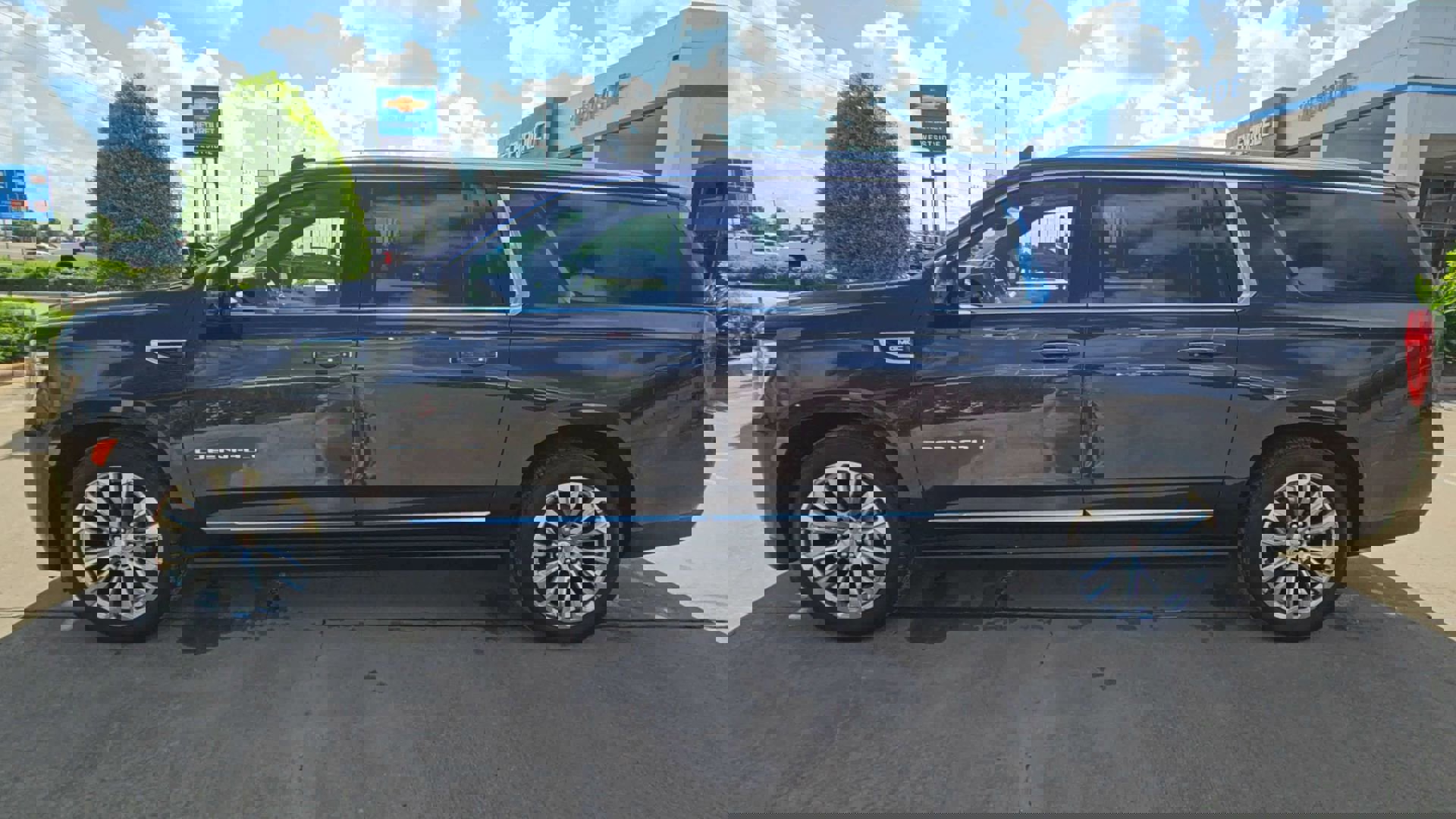 Used 2024 GMC Yukon XL Denali w/ Denali Reserve Package image 5