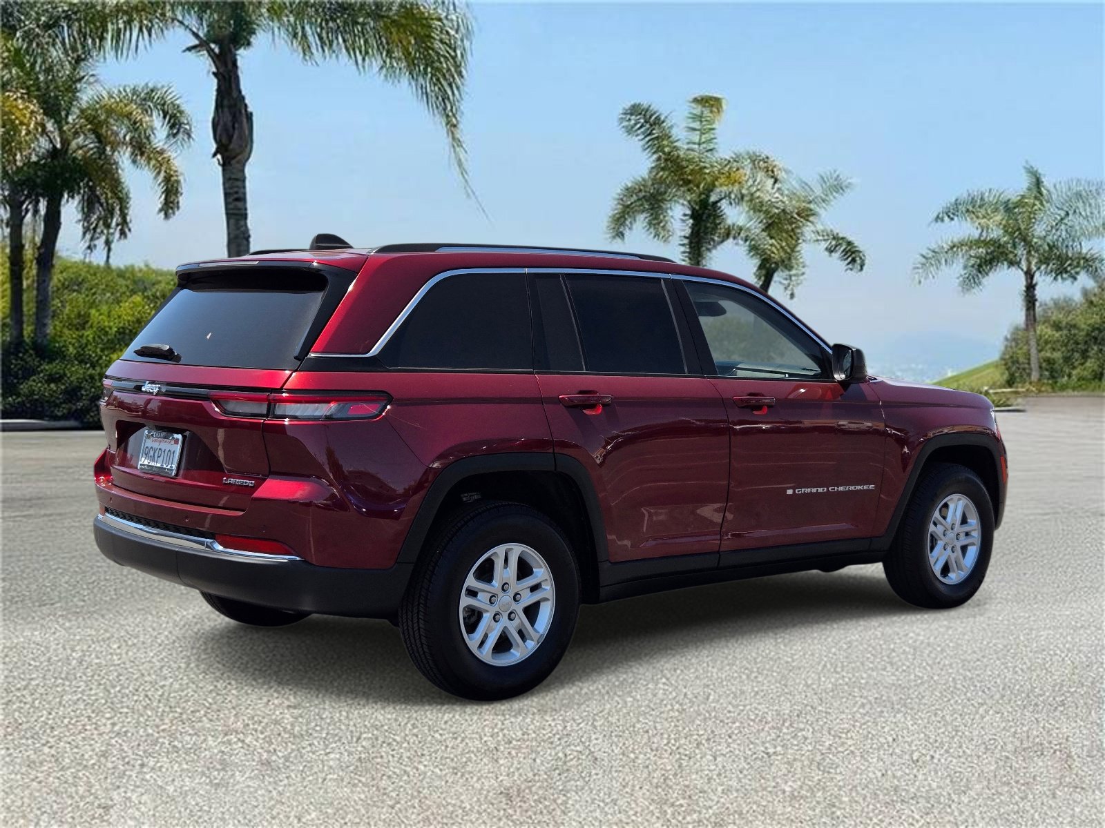 Used 2023 Jeep Grand Cherokee Laredo RWD image 4