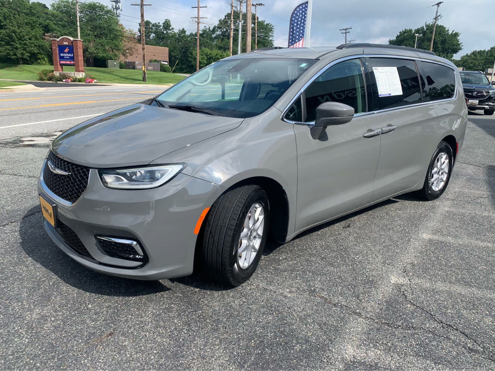 Used 2022 Chrysler Pacifica Touring-L FWD image 3