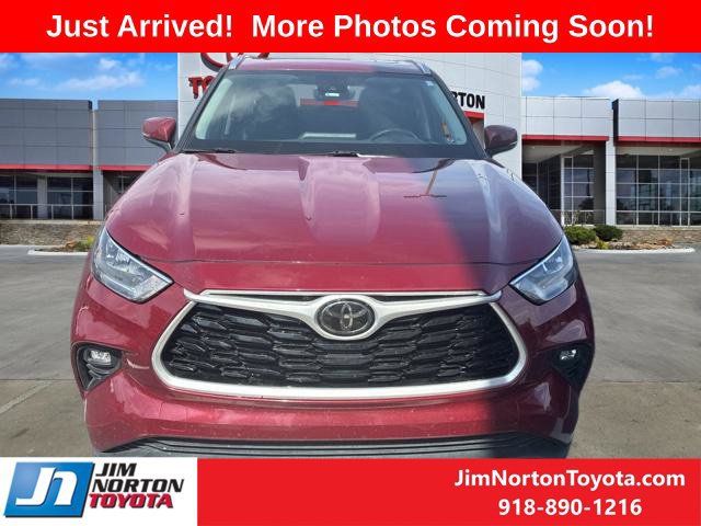 Used 2020 Toyota Highlander XLE FWD image 2