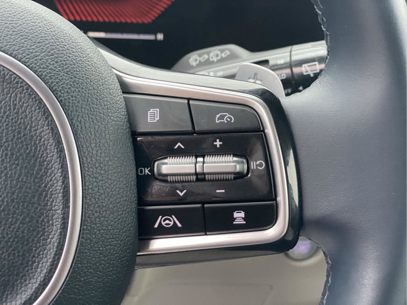 Used 2025 Kia Carnival EX FWD image 34