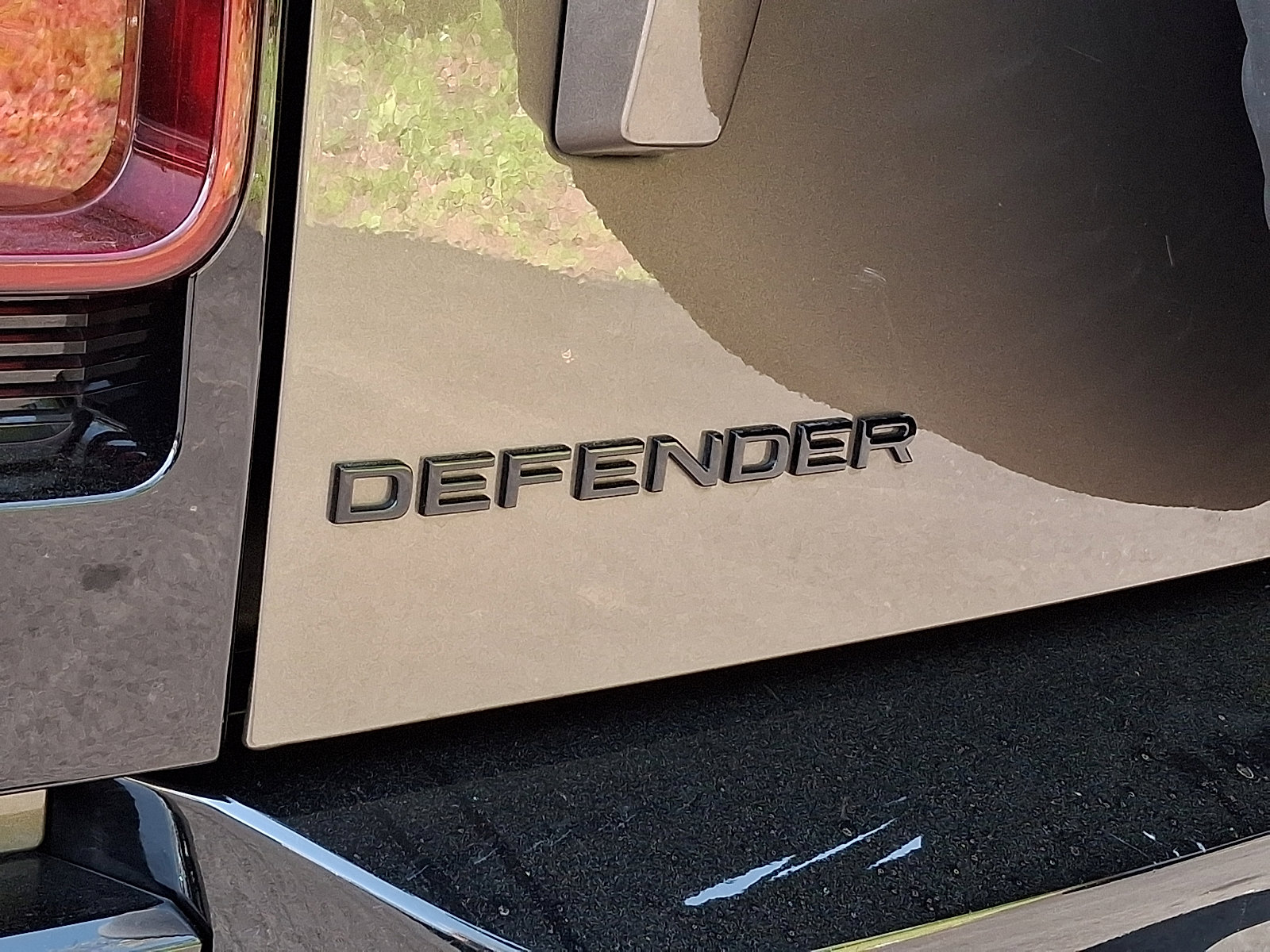 Used 2025 Land Rover Defender 110 X-Dynamic SE AWD/4WD image 30