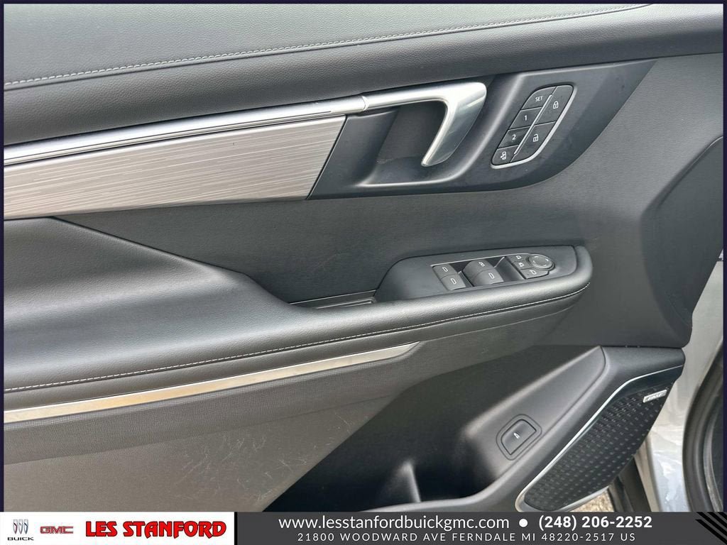 Used 2025 Buick Enclave Preferred w/ Power Package FWD image 17