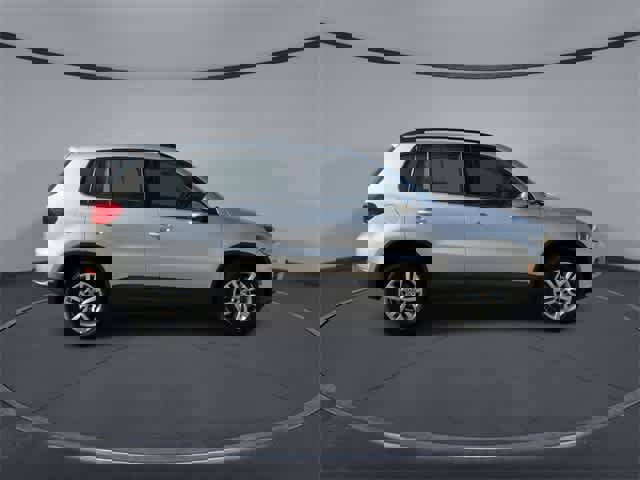 Used 2017 Volkswagen Tiguan S image 9