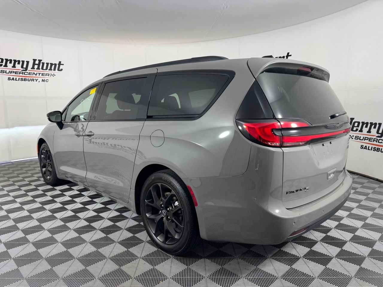 Used 2025 Chrysler Pacifica Limited FWD image 8