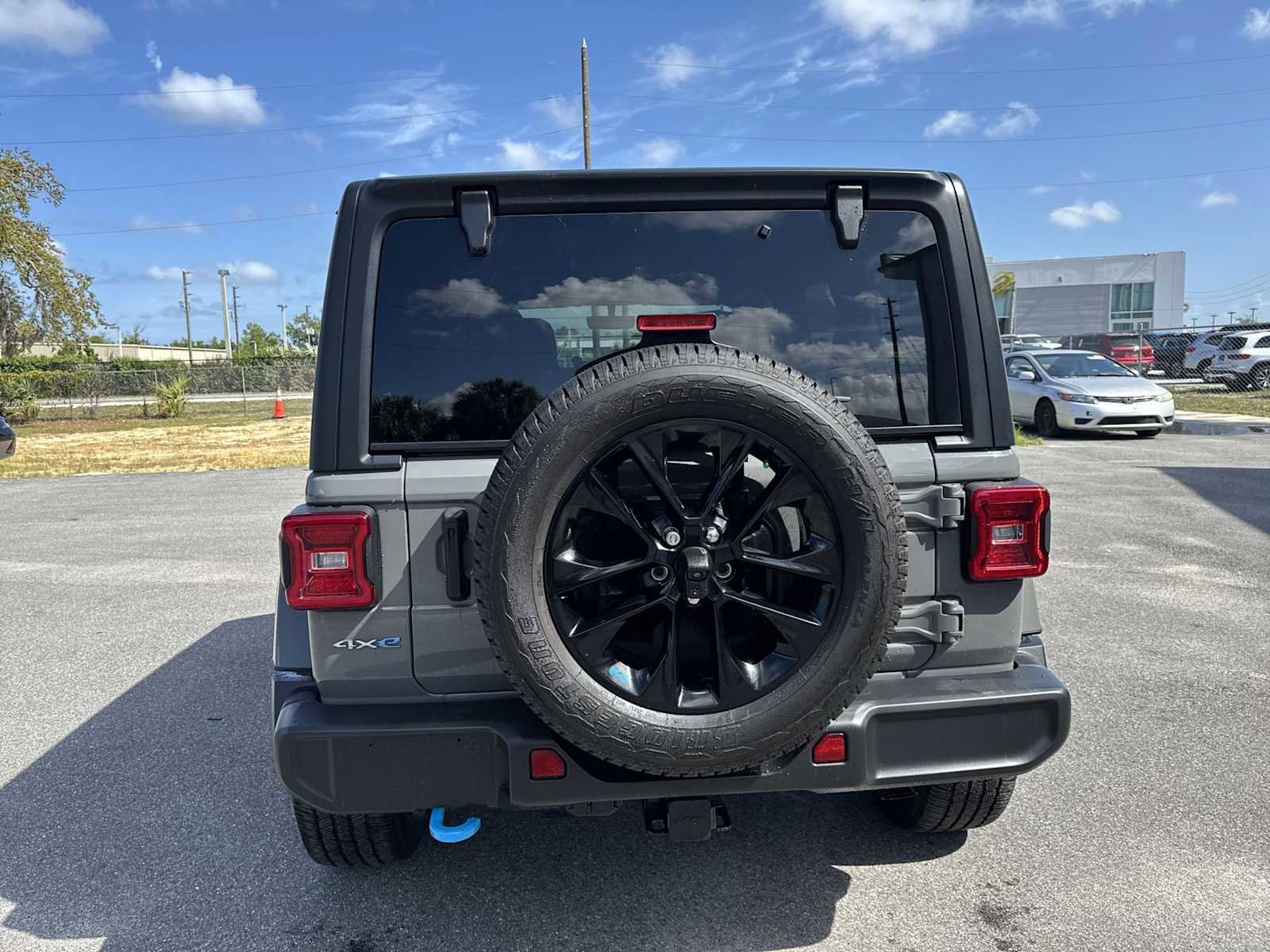 Used 2023 Jeep Wrangler Unlimited Sahara w/ Dual Top Group AWD/4WD image 5