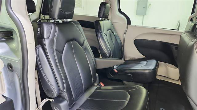 Used 2024 Chrysler Pacifica Touring-L FWD image 28