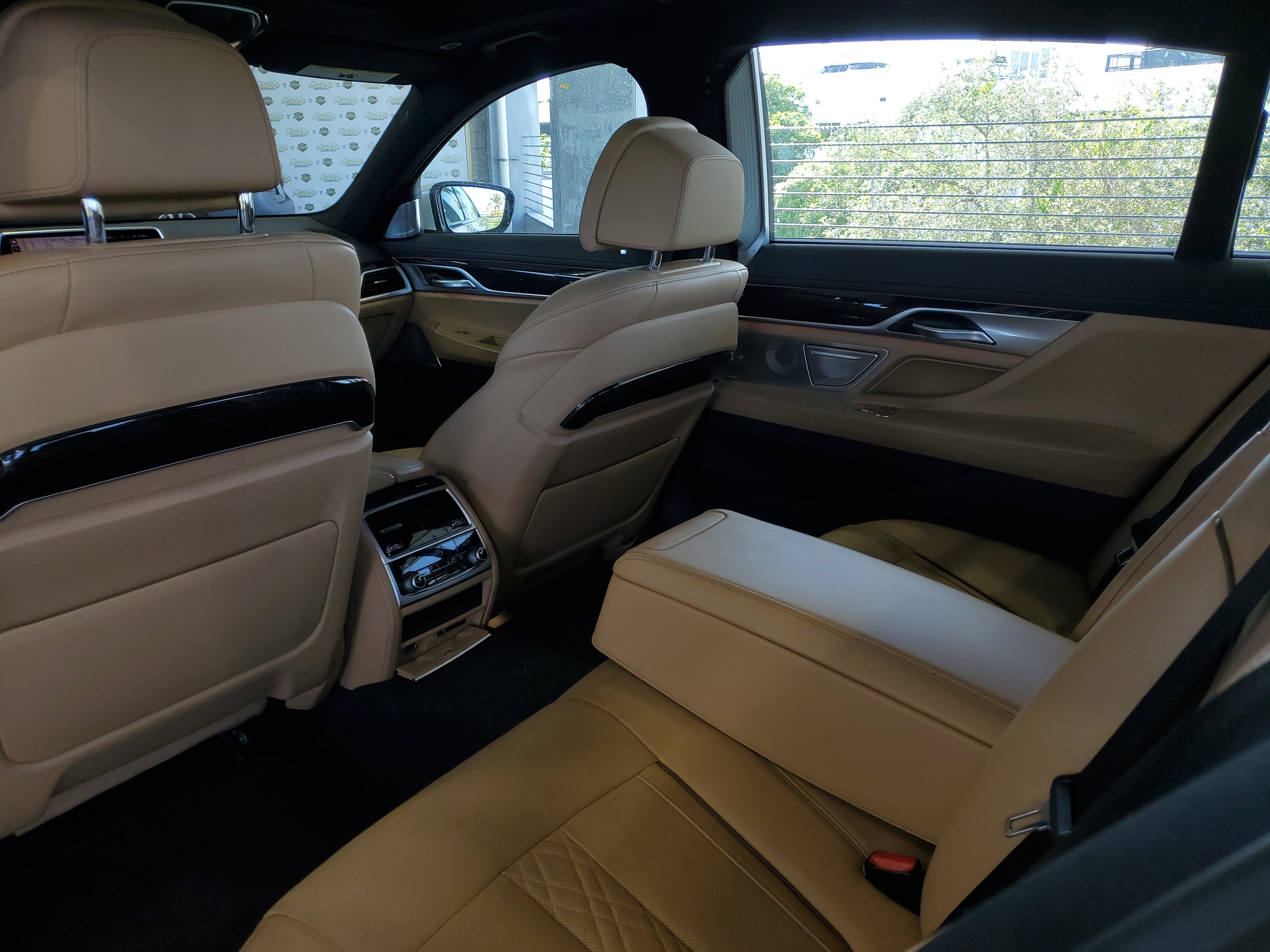 Used 2022 BMW 740i w/ M Sport Package RWD image 9
