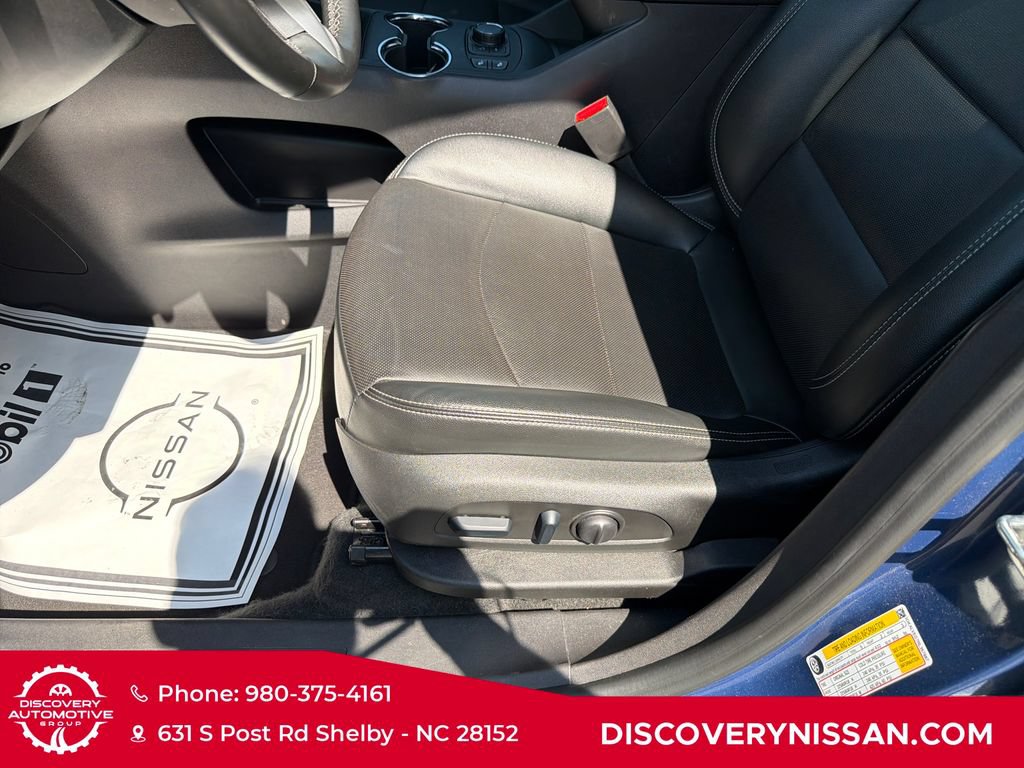 Used 2024 GMC Terrain SLT AWD/4WD image 12