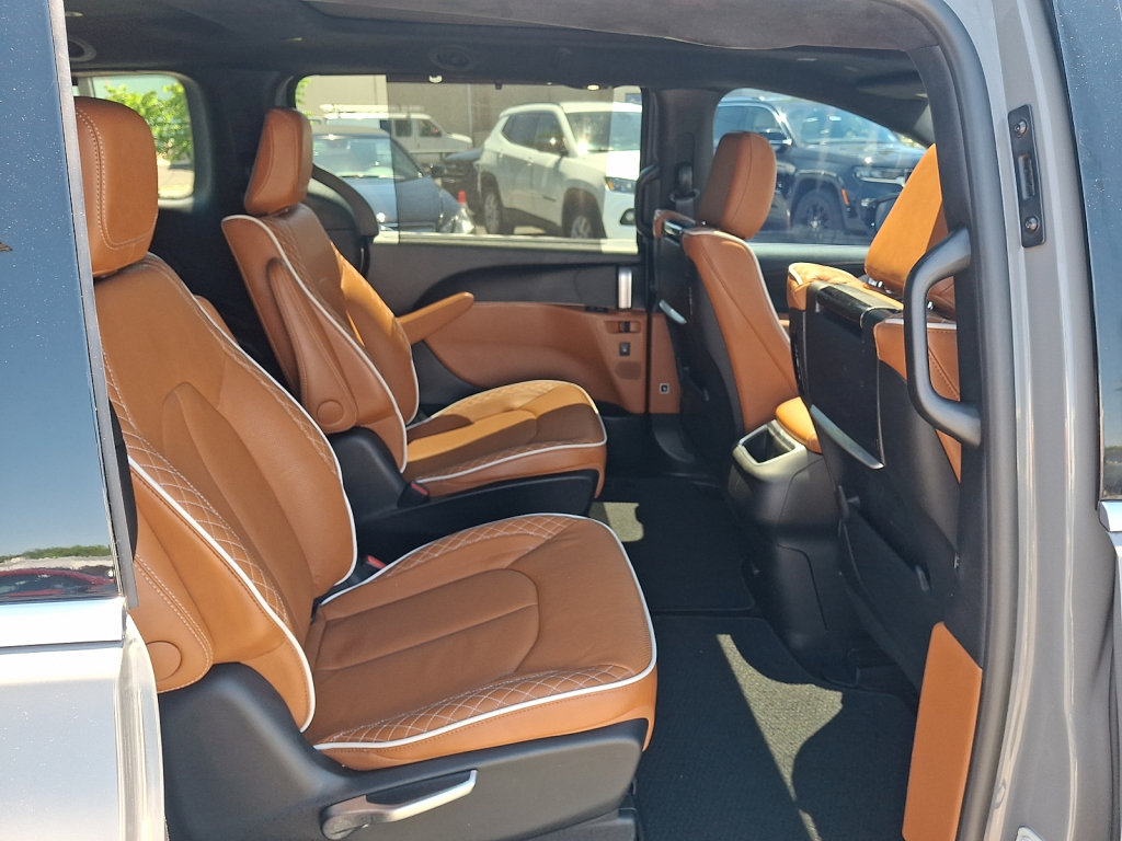 Used 2025 Chrysler Pacifica Pinnacle AWD/4WD image 18