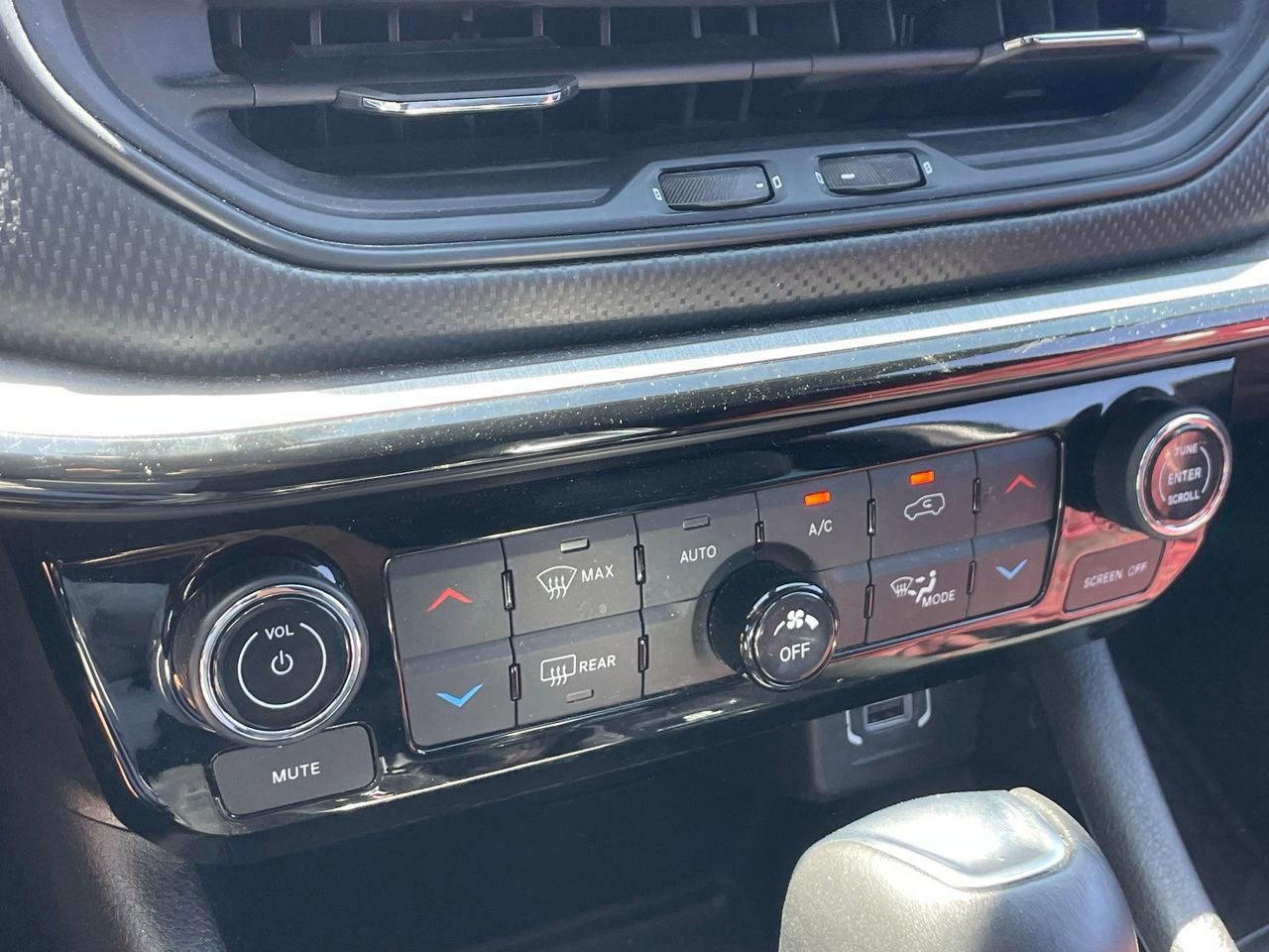 Used 2025 Jeep Compass Trailhawk image 7