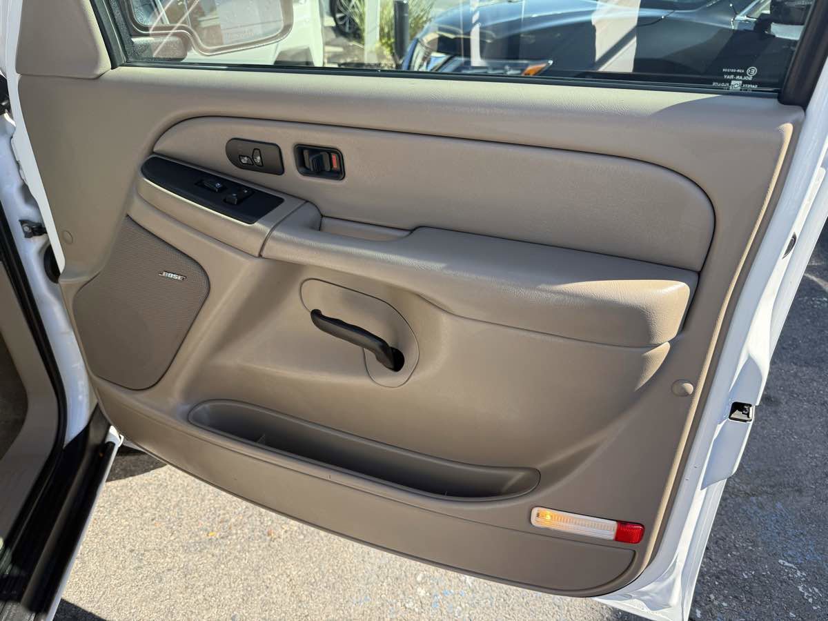 Used 2006 Chevrolet Suburban 2500 LT w/ Preferred Equipment Group image 21