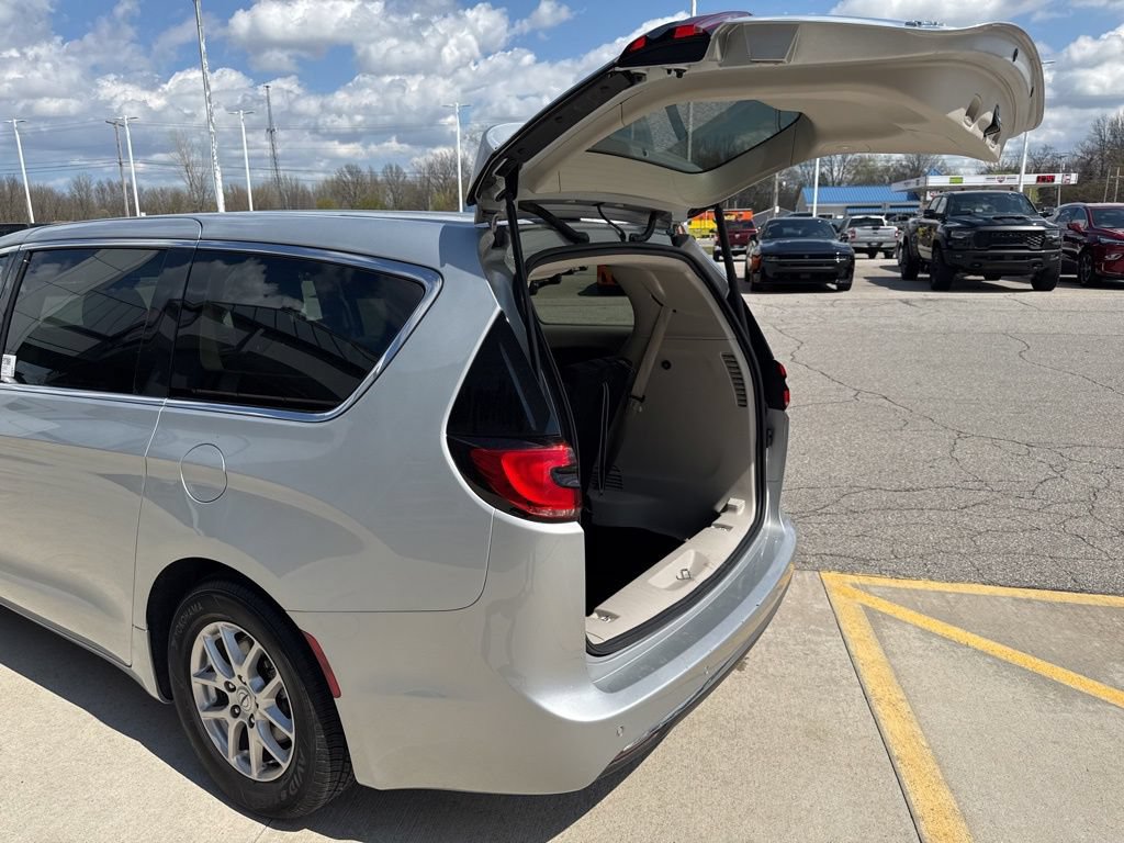 Used 2024 Chrysler Pacifica Touring-L FWD image 19