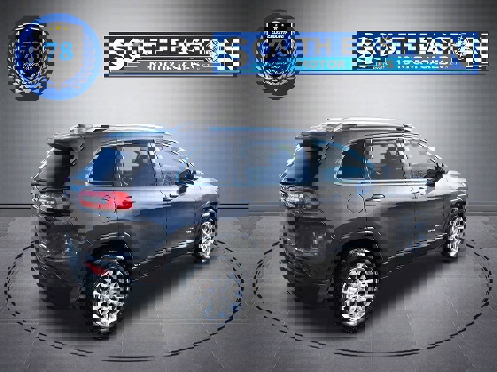 Used 2017 Jeep Cherokee Latitude w/ True North Edition image 6