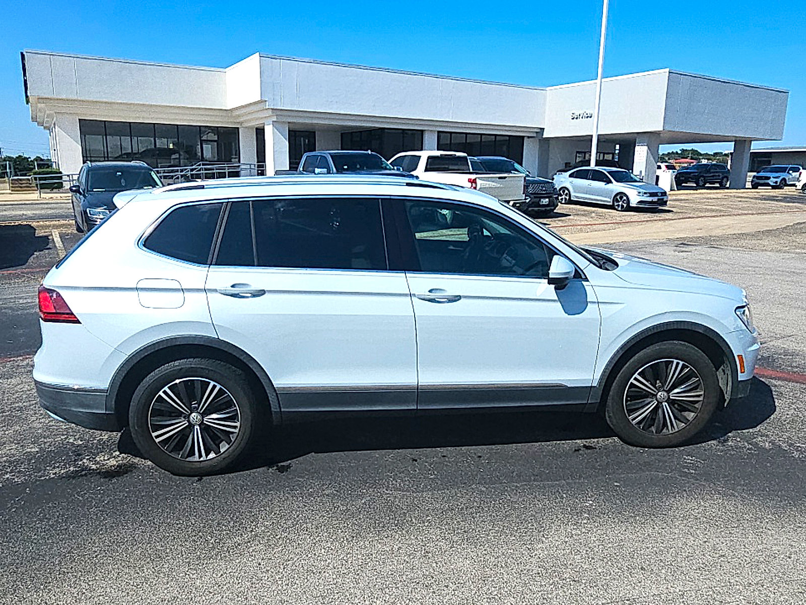 Used 2018 Volkswagen Tiguan SEL FWD image 4