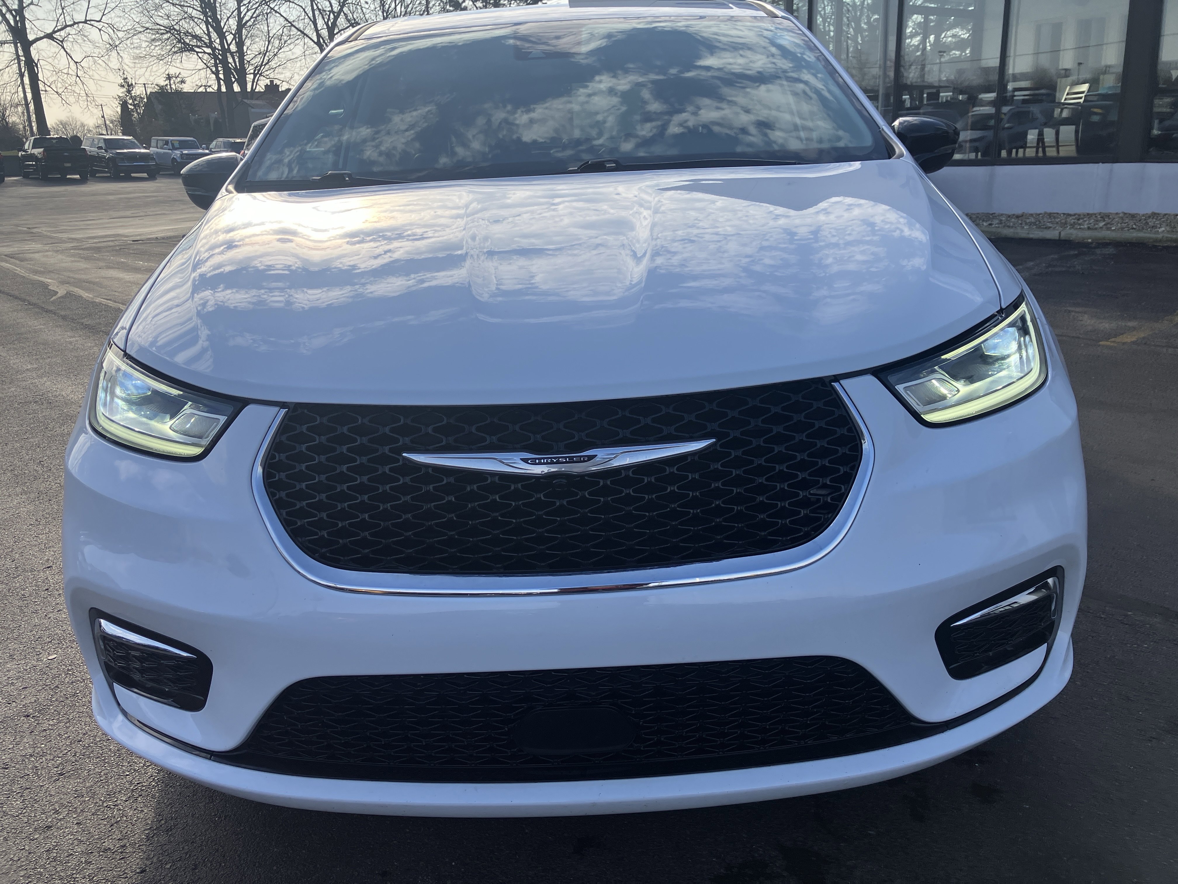 Used 2024 Chrysler Pacifica Touring-L image 2