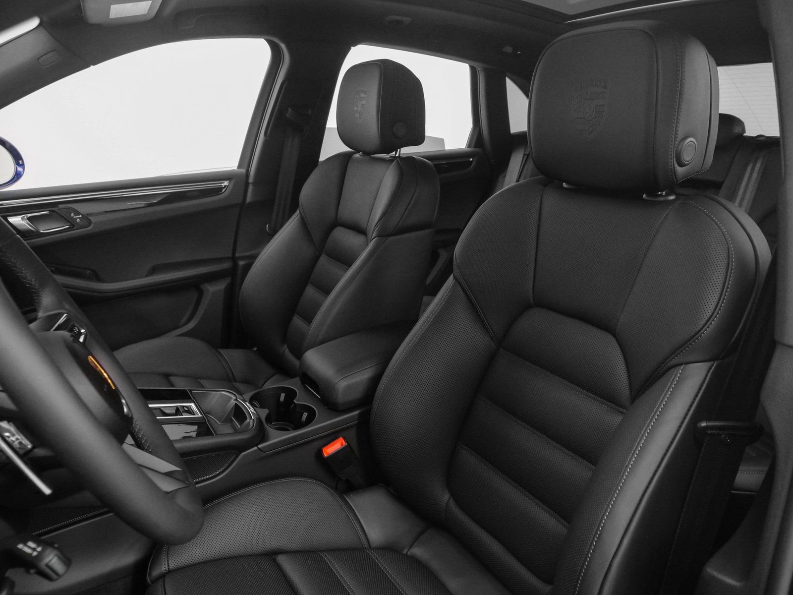 Certified 2025 Porsche Macan AWD/4WD image 42