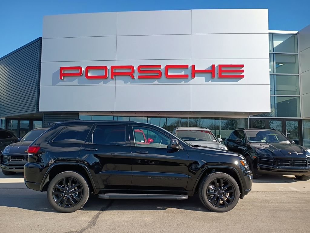 Used 2022 Jeep Grand Cherokee Laredo X image 1