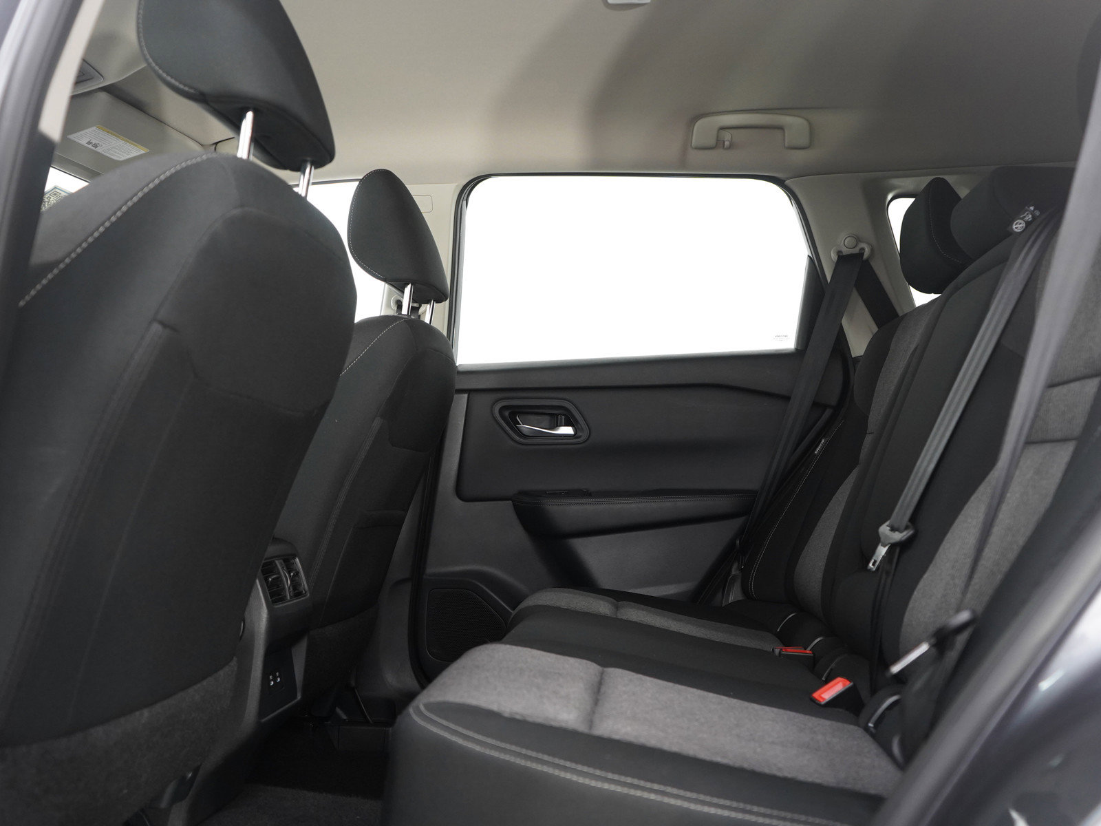 Used 2025 Nissan Rogue SV image 19