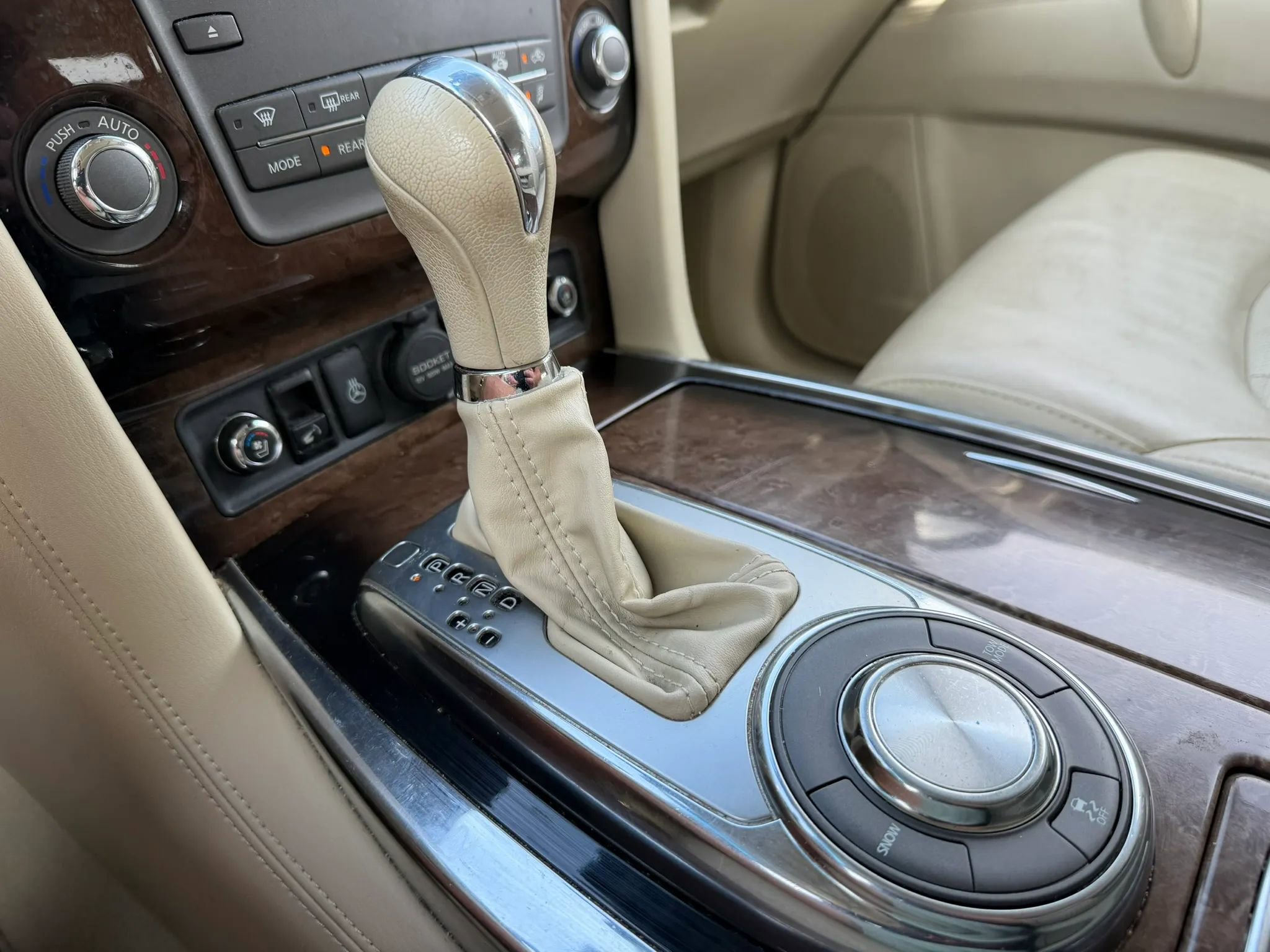 Used 2014 INFINITI QX80 2WD w/ Deluxe Touring Package image 16