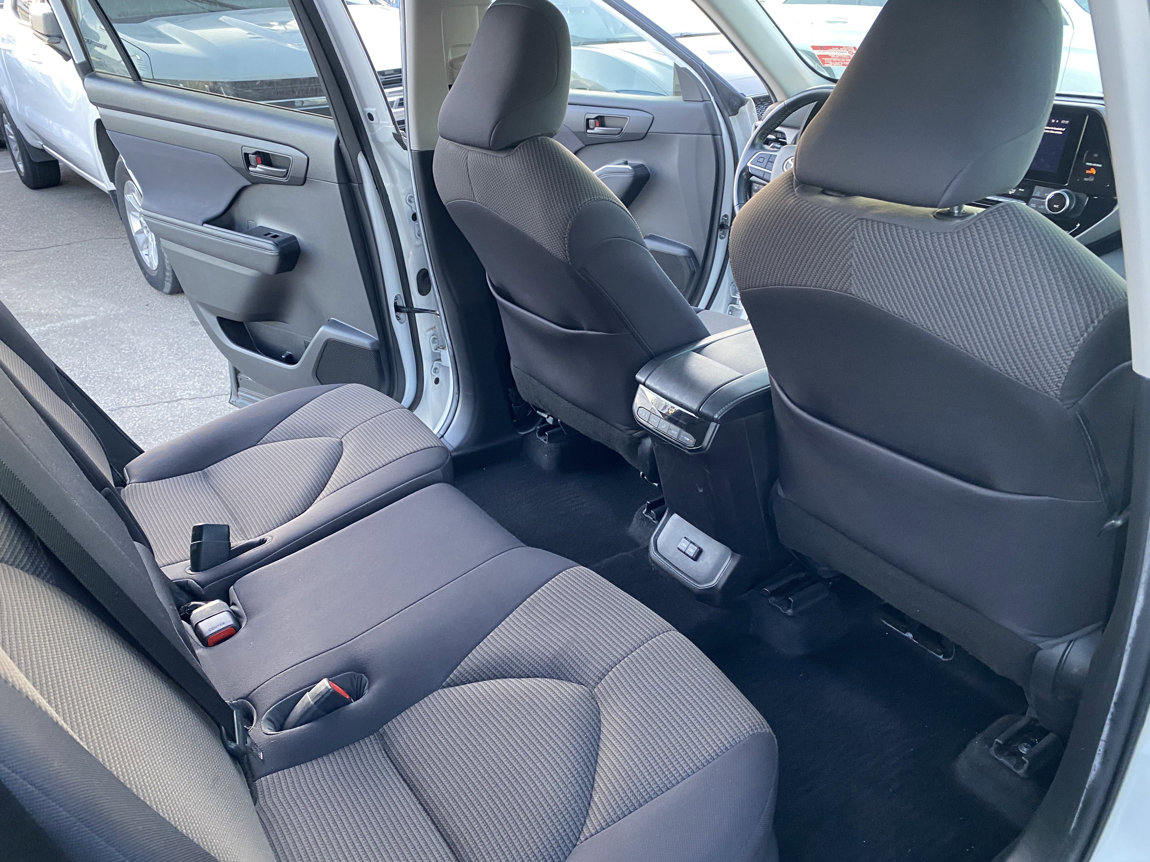 Used 2022 Toyota Highlander LE FWD image 22