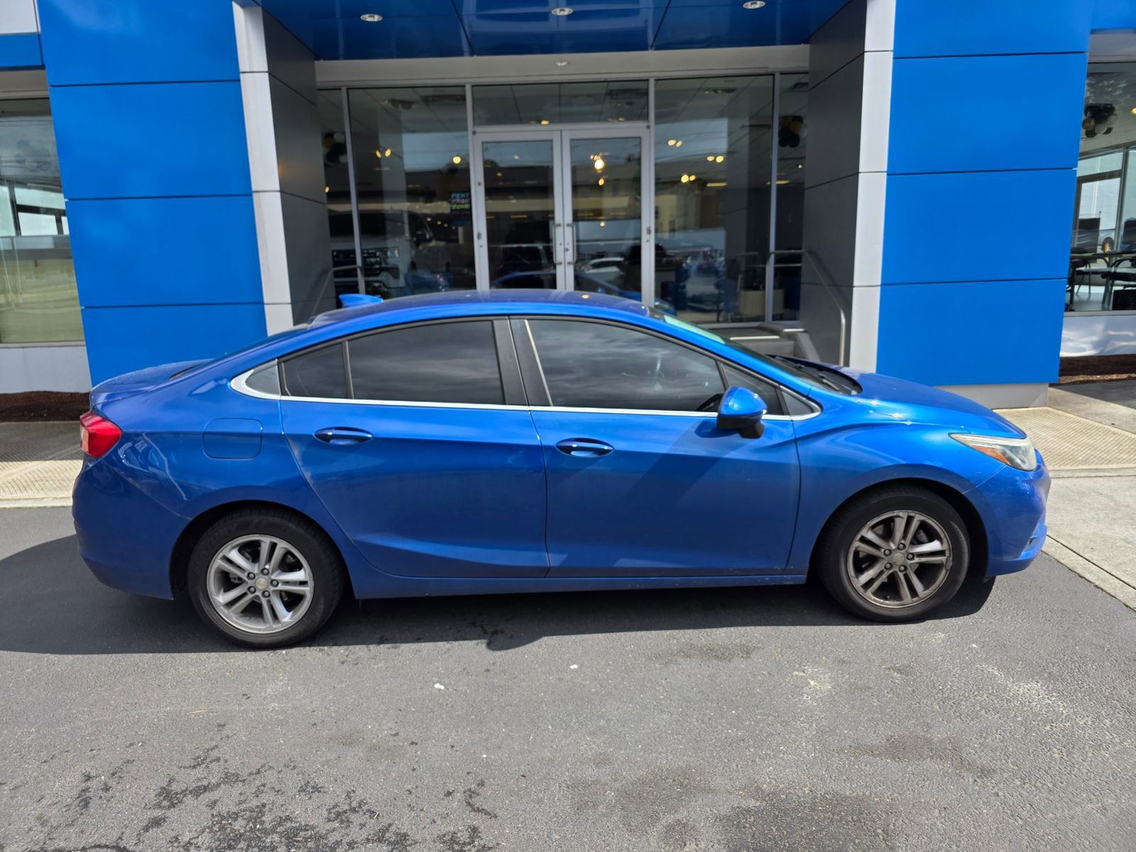 Used 2017 Chevrolet Cruze LT w/ Convenience Package image 4