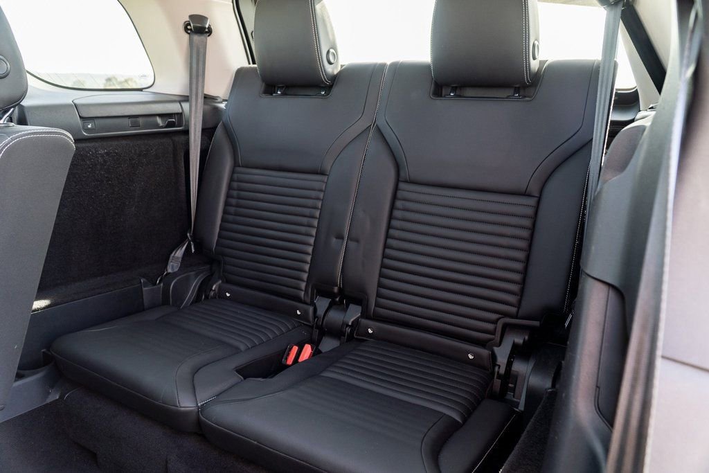 Used 2025 Land Rover Discovery S image 28