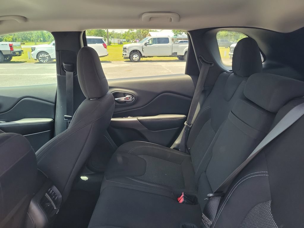 Used 2019 Jeep Cherokee Latitude w/ Popular Appearance Group FWD image 14