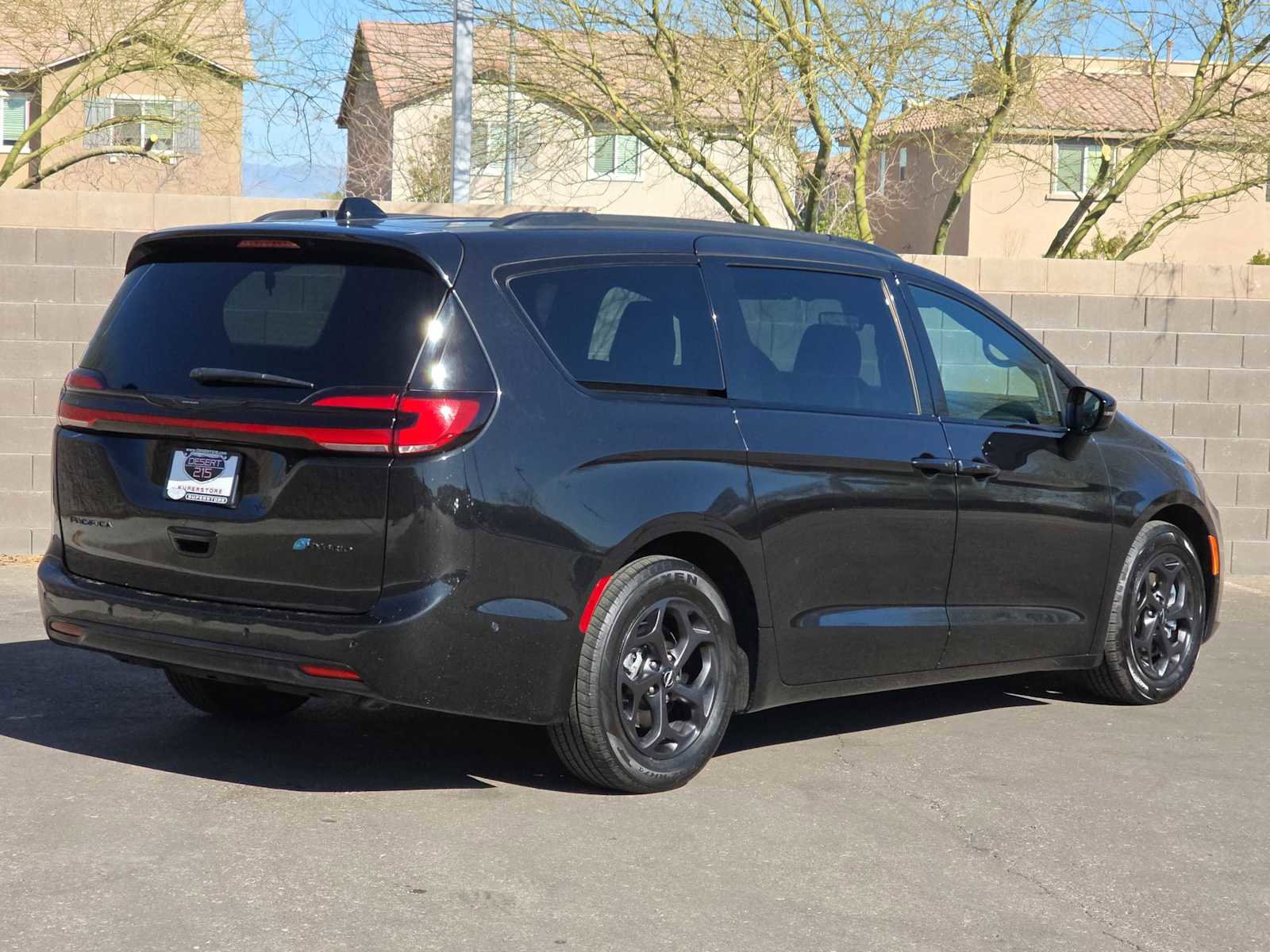 Used 2024 Chrysler Pacifica Premium image 9