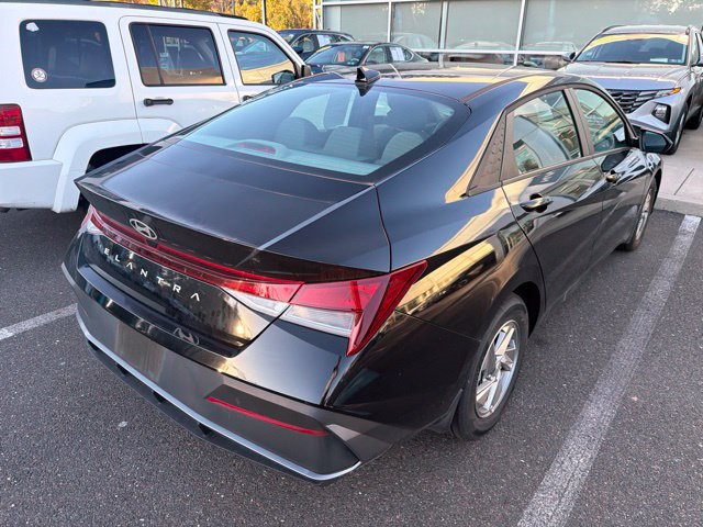 Certified 2025 Hyundai Elantra SE FWD image 17