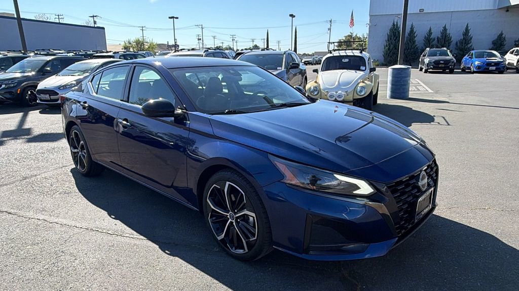 Used 2023 Nissan Altima 2.5 SR image 2