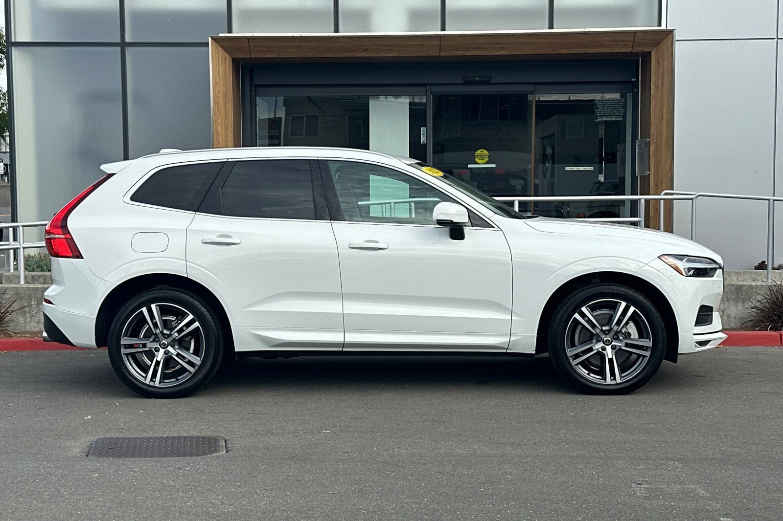 Used 2021 Volvo XC60 T6 Momentum w/ Premium Package AWD/4WD image 8